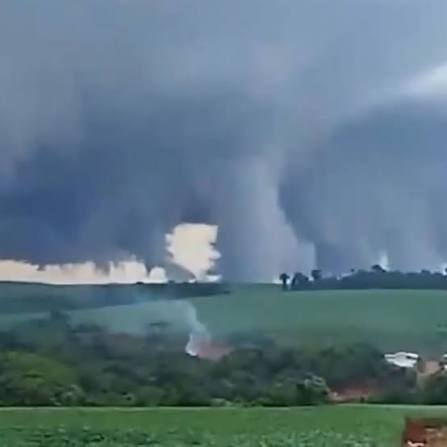 Tornado com ventos de 200 km/h atinge cidade do Paraná e deixa desabrigados